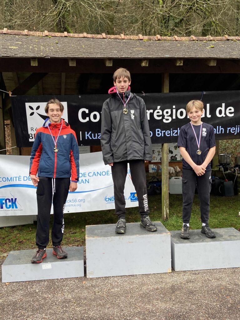 Trois jeunes compétiteurs du Canoë Kayak Club Pont Réan médaillés présentés sur le podium des champions de Descente