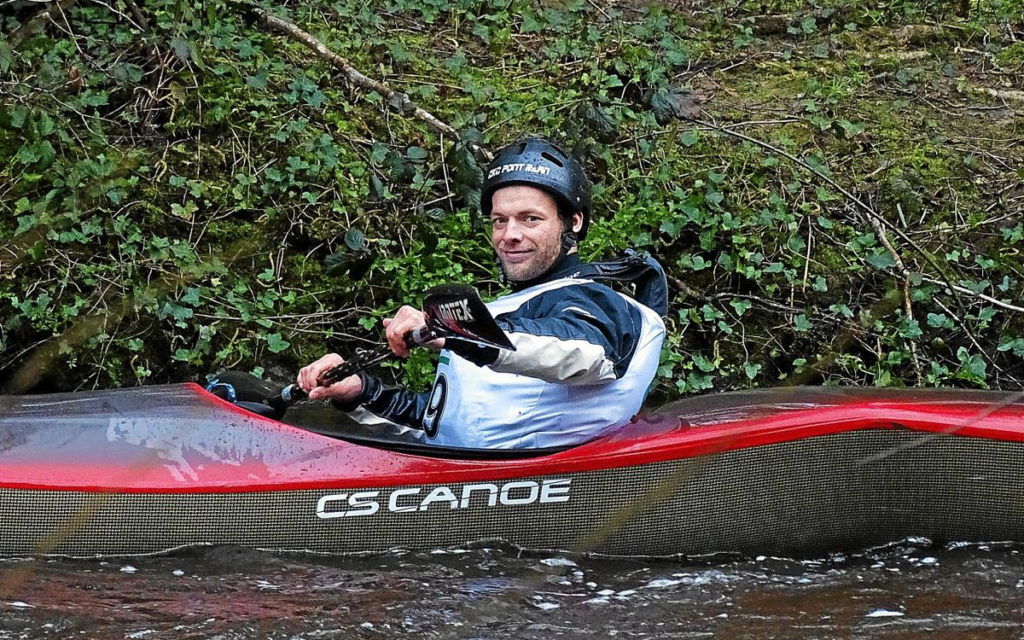 Maxence Guiziou pris en photo dans son kayak de Descente sur le Leguer
