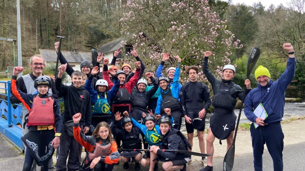 photo de groupe représentant les vingts stagiaires casqués et équipés de leurs k-way de kayak et jupes en néoprène de Descente des Club de La Roche Derrien, Plancoët et Pont-Réan et leurs encadrants sportifs