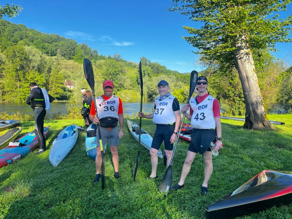 Trois kayakistes descendeurs du Canoë Kayak Club Pont-Réan posent à l'arrivée de la Dordogne Intégrale 2024
