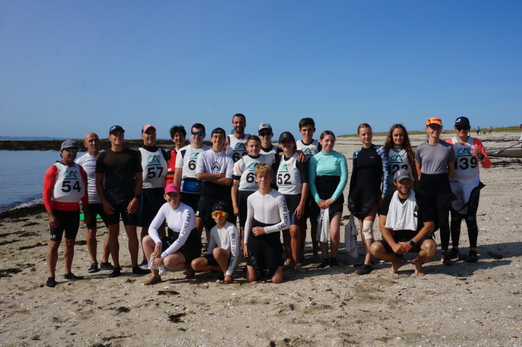 Photo de groupe des participants au Semi Merathon d'Auray, sur la plage de Locmariaquer, Morbihan.